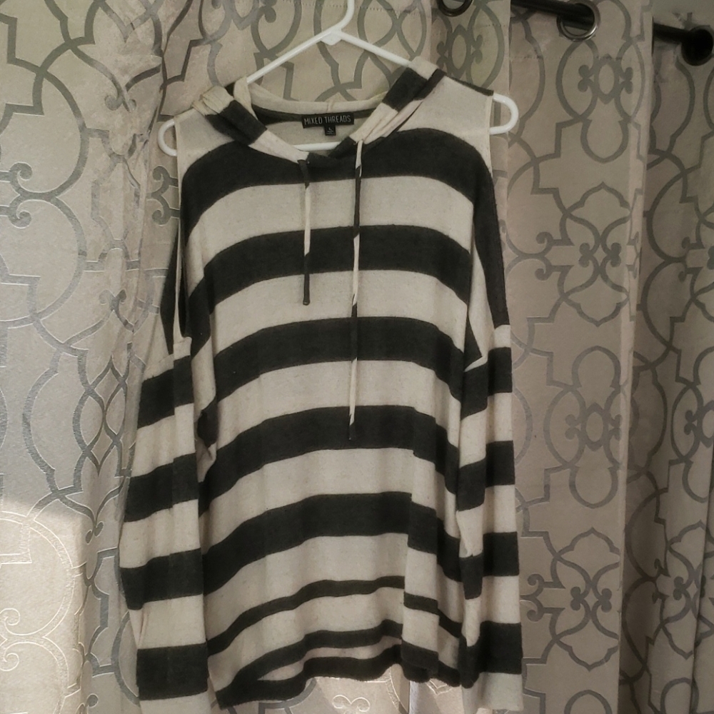 Stitch Fix Mixed Threads Cold Shoulder top